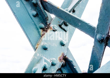 Una chiusura del metallo arrugginito bridge supporta in Londra Foto Stock