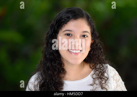 Curly teen ragazza sorridente Foto Stock