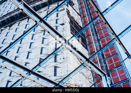 I lavori di ristrutturazione del Centro di Londra, visto attraverso il vetro del tetto della nuova stazione di Tottenham Court Road stazione della metropolitana Foto Stock