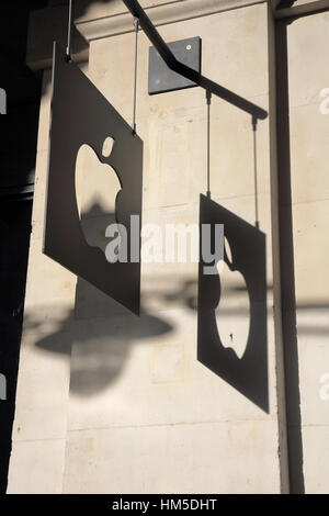 Ombra del logo Apple sign in Covent Garden di Londra Foto Stock