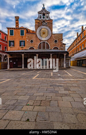 Campo e Chiesa di San Giacomo di Rialto con il suo grande orologio  composto, Venezia, Italia, affollato di persone viste attraverso un arco  contro un cielo azzurro Foto stock - Alamy