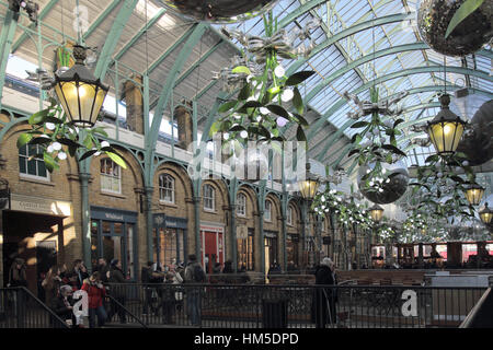 Le decorazioni di Natale nel mercato di Covent Garden di Londra Foto Stock