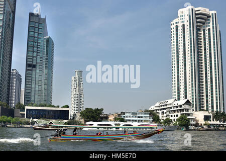 Il traffico sul Fiume Chao Phraya e dello skyline di Bangkok in Thailandia Foto Stock