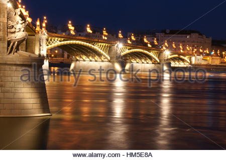 Un colpo del ponte Margit a Budapest, in Ungheria da notte come il Danubio scorre al di sotto. Foto Stock