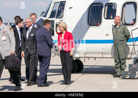 Berlino, Germania - 21 Maggio 2014: Ministro federale della difesa della Germania, Ursula von der Leyen, lasciando il salone aerospaziale internazionale ILA da lui Foto Stock