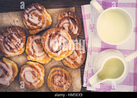 Fresche dolci fatti in casa panini alla cannella, vista dall'alto,toni rétro Foto Stock