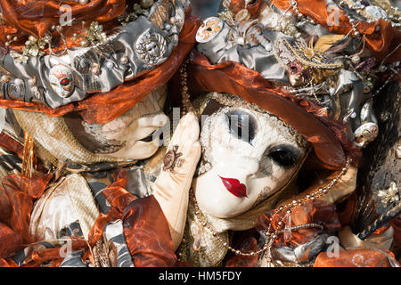 Venezia - Feb 6, 2013: la gente in costume in Piazza San Marco durante il Carnevale di Venezia. Foto Stock