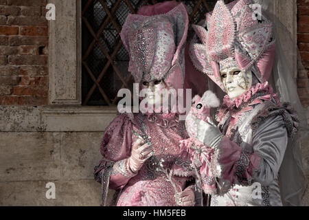 Venezia - Feb 5, 2013: la gente in costume in Piazza San Marco durante il Carnevale di Venezia. Foto Stock