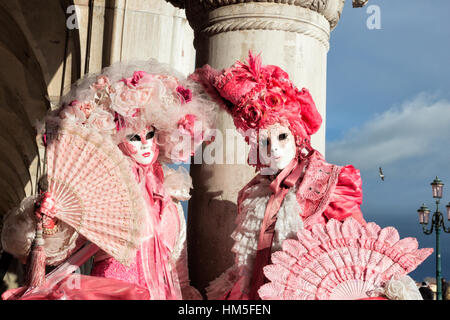 Venezia - Feb 6, 2013: la gente in costume in Piazza San Marco durante il Carnevale di Venezia. Foto Stock