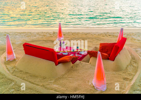 Tavolo da pranzo sulla spiaggia al Tropical isole Maldive . Foto Stock