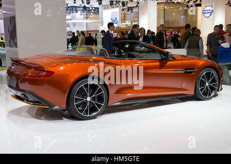 Francoforte, Germania - Sep 20: Aston Martin Vanquish Volante Cabrio presso la IAA motor show il Sep 20, 2013 a Francoforte. Più di 1.000 espositori provenienti da Foto Stock