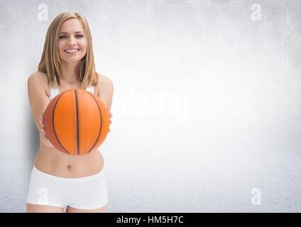 Ritratto di sorridere montare donna tenendo la pallacanestro Foto Stock