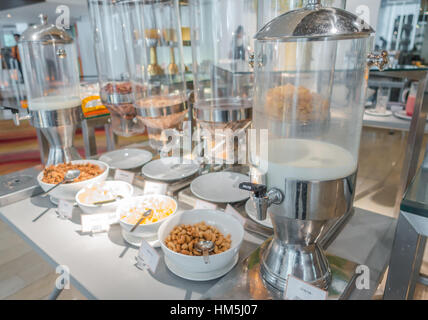 Distributori di cereali che offrono vari tipi di cereali su un banco colazione  self service in un ristorante dell'hotel piano generale del banco del  negozio, con c Foto stock - Alamy