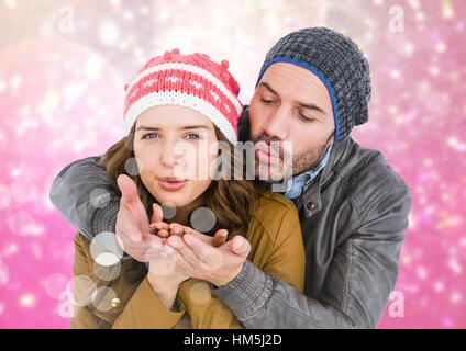 Coppia romantica dando flying kiss Foto Stock