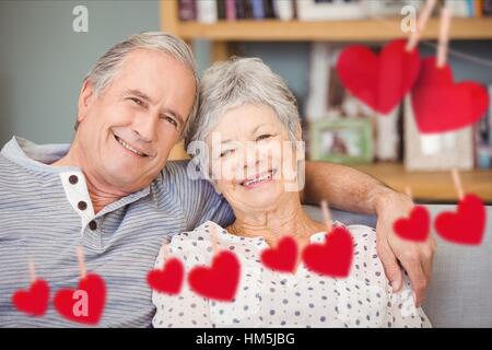 Ritratto di felice coppia senior che abbraccia ogni altro Foto Stock