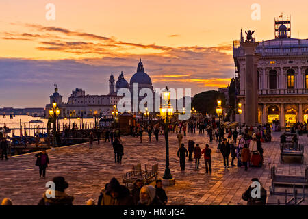 Italia Veneto Venezia Punta Dogana chiesa di Santa Maria della Salute da Riva degli Schiavoni Foto Stock