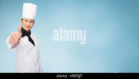 Donna sorridente chef dando pollice in alto segno Foto Stock