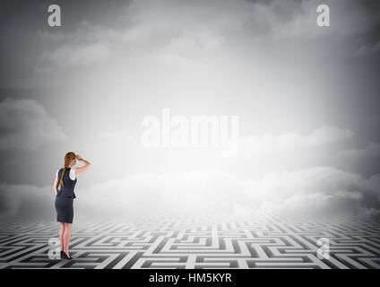 Immagine composita di imprenditrice in piedi su un labirinto Foto Stock