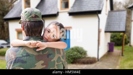 Soldato abbracciando la figlia sul ritorno a casa Foto Stock