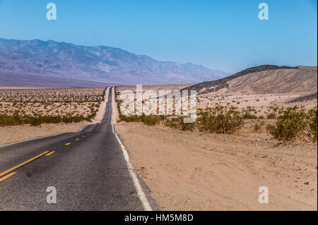 Infinite US Highway al parco nazionale della Valle della Morte in California - Foto fatta su una motocicletta viaggio attraverso gli Stati Uniti occidentali Foto Stock