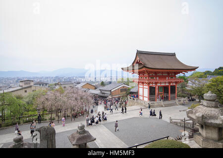 Angolo di alta vista di Kiyomizu-dera Tempio contro il cielo chiaro Foto Stock