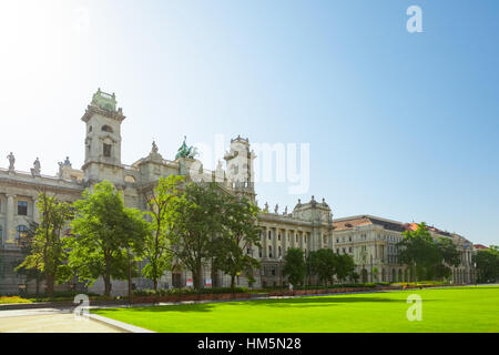 Museo di Etnografia vicino all'edificio della nazionale ungherese di parlamento a Budapest, Ungheria - 16 giugno 2016 Foto Stock