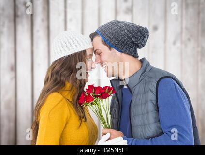 Immagine composita della giovane azienda mazzetto o rose contro uno sfondo di legno Foto Stock