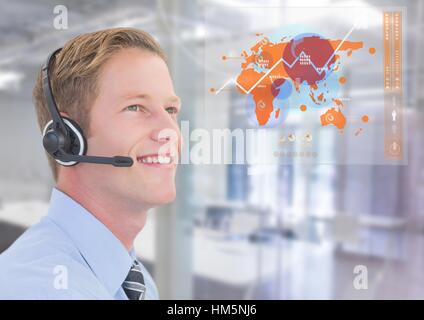 Customer service executive guardando all'interfaccia digitale Foto Stock