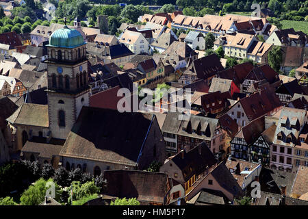 Vista aerea del centro del villaggio e della chiesa di Sainte-Croix. Kaysersberg, Haut-Rhin, Francia Foto Stock