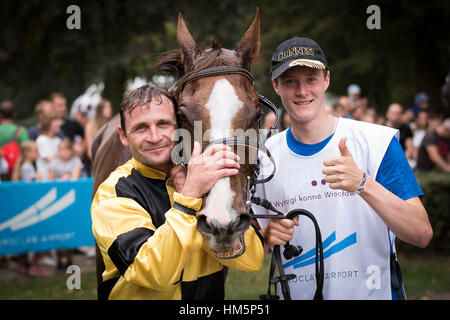 WROCLAW, Polonia - 4 settembre; 2016: Horse Racing - Gran Premio Wroclawska Aeroporto Wroclaw. Vincitore M. Stromsky (L) e il suo cavallo sergente Thunder. Foto Stock