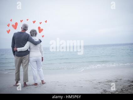 Amorevole coppia senior permanente sulla spiaggia Foto Stock