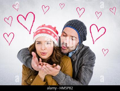 Coppia felice soffiando un bacio insieme Foto Stock