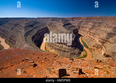 Il fiume San Juan si snoda dal punto di vista del Goosenecks state Park, vicino a Mexican Hat, Utah, USA Foto Stock