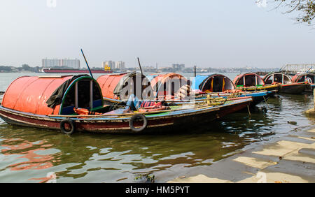 Campagna di legno le barche sono schierate al Fiume Hooghly banca. Foto Stock