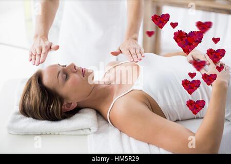 Massaggiatore massaggio che dà alla donna a spa Foto Stock