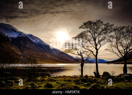 Il sole invernale sul Loch Etive alla fine di Glen Etive, Scozia in inverno Foto Stock