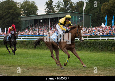 WROCLAW, Polonia - 4 settembre; 2016: Horse Racing - Gran Premio Wroclawska Aeroporto Wroclaw. In actionr M. Stromsky (R) sul cavallo sergente Thunder. Foto Stock