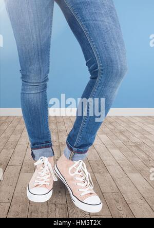 Sezione bassa della donna in piedi sul pontile in legno Foto Stock