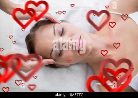Massaggiatore massaggio che dà alla donna a spa Foto Stock