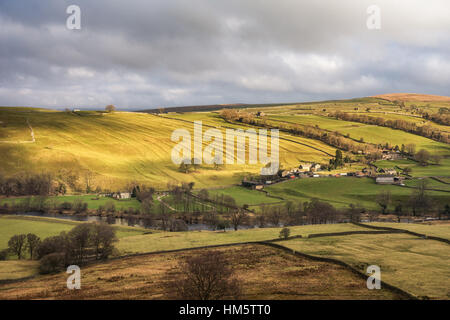 Una splendida vista su tutta la valle di Appletreewick, Yorkshire Dales National Park, North Yorkshire, Inghilterra, Regno Unito Foto Stock