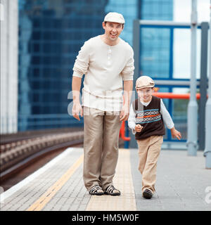 Giovane padre e figlio sulla stazione ferroviaria platform Foto Stock