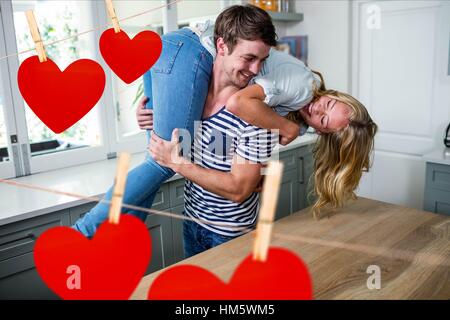 Felice l'uomo che porta la sua donna Foto Stock