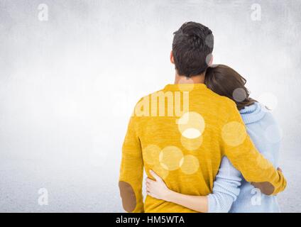 Vista posteriore del giovane che abbraccia ogni altro Foto Stock