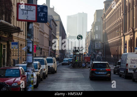 Vista lungo Tucholskystraße verso Berlino Oranienburger Straße stazione ferroviaria. Berlino, Germania Foto Stock