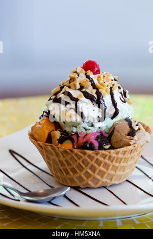 Coloratissimo gelato Gelato con nocciole e panna montata Foto Stock