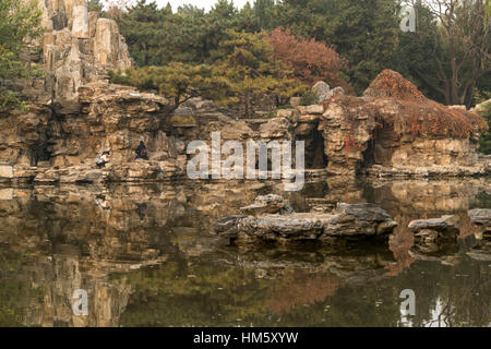 Il lago e le rocce in Ritan Park, Pechino, Repubblica Popolare di Cina e Asia Foto Stock