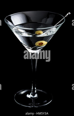 La vodka martin cocktail con olive nere su sfondo nero Foto Stock