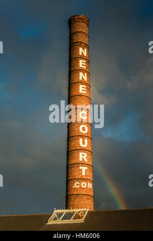 Un alto camino vittoriano con un arcobaleno e nuvole dietro Foto Stock