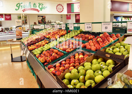 Prodotti freschi di frutta e verdura in vendita in un supermercato UK Foto Stock