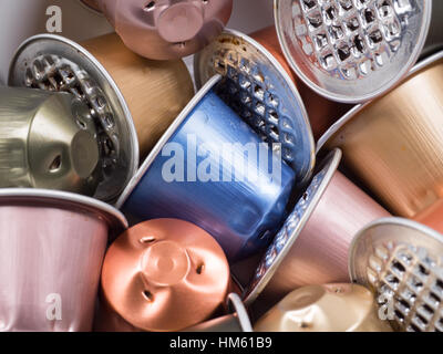 Una collezione di diverso colore utilizzato uno utilizzare cialde di caffè per un nespresso montare Foto Stock